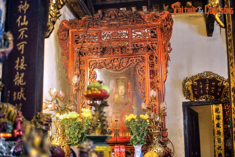 Trong quá khứ, do thờ cả các vị tiên, thánh trong đạo Lão/Tiên mà đền Vọng Tiên còn được gọi là quán Vọng Tiên. Ngày nay ngôi đền này thờ hệ thống thần linh trong đạo Mẫu.