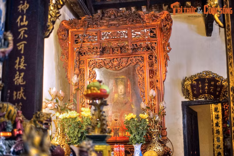 Trong quá khứ, do thờ cả các vị tiên, thánh trong đạo Lão/Tiên mà đền Vọng Tiên còn được gọi là quán Vọng Tiên. Ngày nay ngôi đền này thờ hệ thống thần linh trong đạo Mẫu.