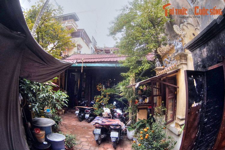 Sân đền khá tù túng do bị một số hộ dân tận dụng làm nơi để xe, nhà bếp, kho chứa các vật dụng sinh hoạt...