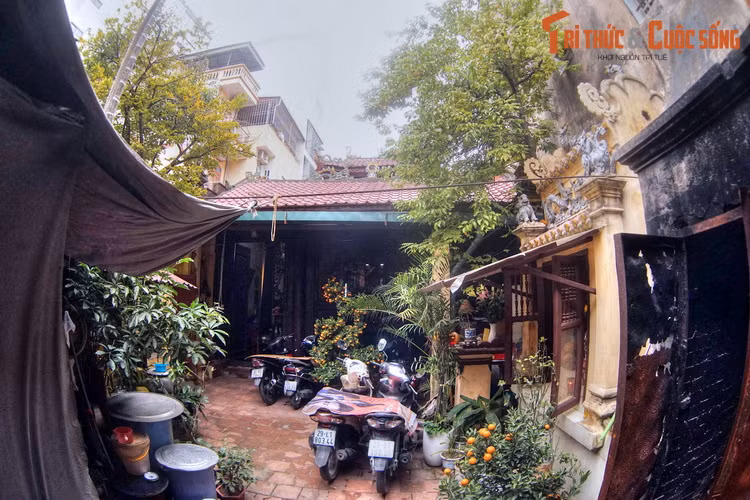 Sân đền khá tù túng do bị một số hộ dân tận dụng làm nơi để xe, nhà bếp, kho chứa các vật dụng sinh hoạt...