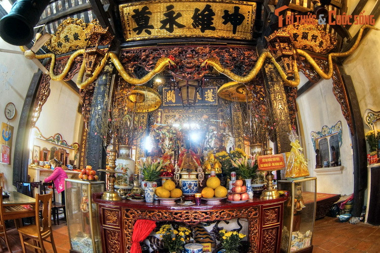 Chuyện kể rằng, trong một lần đi vãn cảnh chùa Ngọc Hồ (nay nằm ở phố Nguyễn Khuyến), vị minh quân của triều Lê sơ đã bắt gặp một thiếu nữ xinh đẹp. Vua bắt chuyện và ngạc nhiên với tài thi phú của nàng.