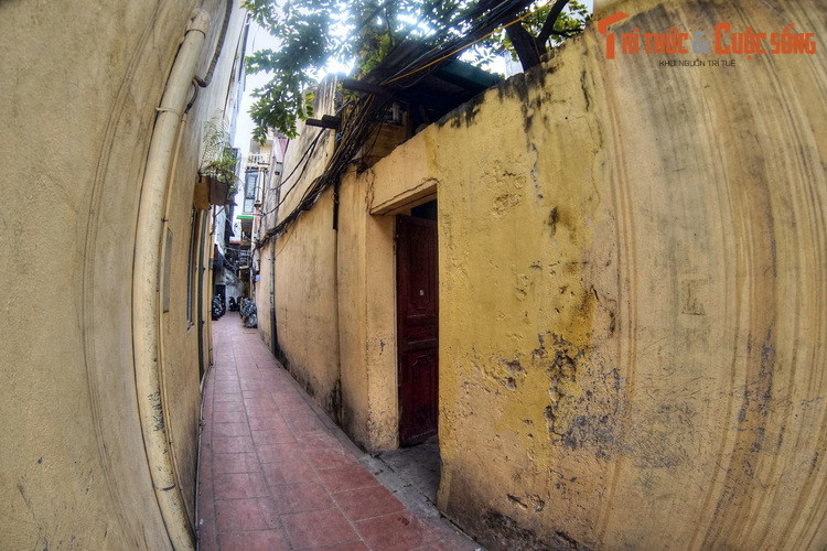 Mỗi khi đến đền để thắp hương, cúng bái, người dân phải đi qua cổng phụ nhỏ, nằm trong hẻm khá hẹp và sâu.