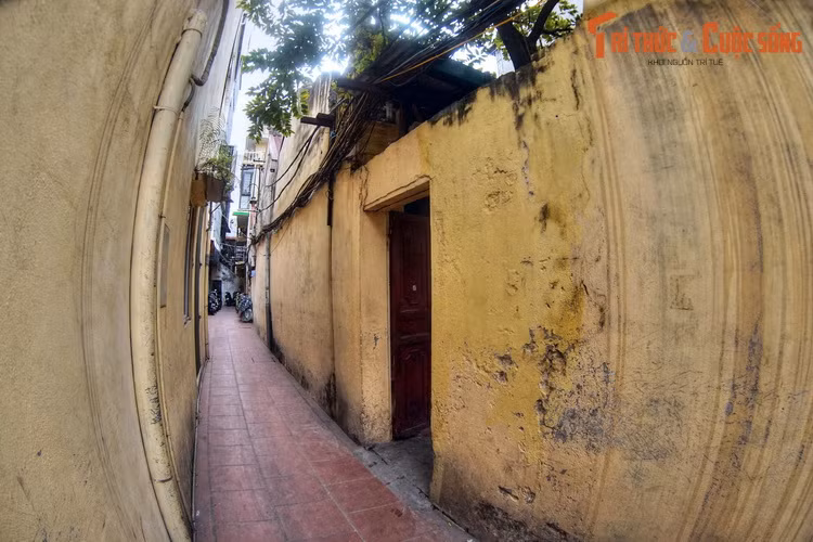 Mỗi khi đến đền để thắp hương, cúng bái, người dân phải đi qua cổng phụ nhỏ, nằm trong hẻm khá hẹp và sâu.