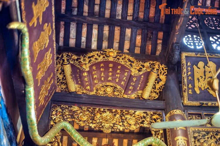 Sau cuộc gặp "sét đánh", vua mời nàng lên xe loan đưa về cung. Nhưng mới đi tới cửa Đại Hưng thì người thiếu nữ bí ẩn này biến mất. Cho rằng nàng là tiên giáng trần, vua bèn sai lập đền ngay ở chỗ đó, gọi là lầu Vọng Tiên.