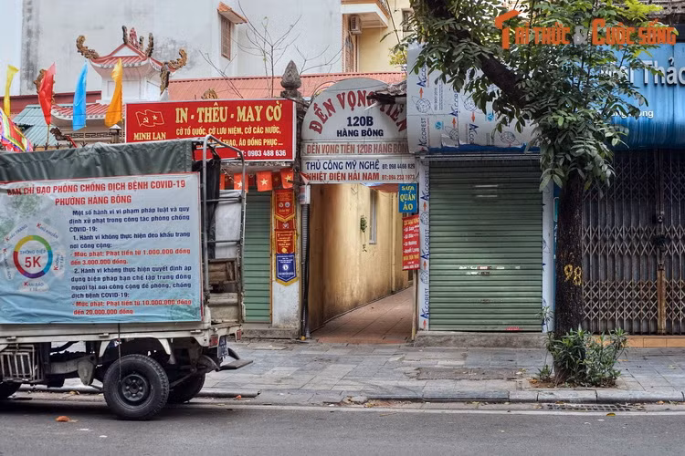 Nằm ở số nhà 120B phố Hàng Bông, đền Vọng Tiên là ngôi đền cổ gắn với một huyền thoại được lưu truyền sử sách về việc vua Lê Thánh Tông (1460-1497) gặp tiên nữ.