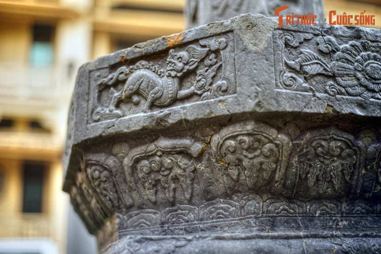 Đa phần các cây hương thời Lê Trung Hưng đều có bệ vuông, phần cột trụ vuông 4 cạnh, rất ít trường hợp có 6 cạnh, còn 8 cạnh như cây hương chùa Tứ Kỳ là duy nhất được biết đến.