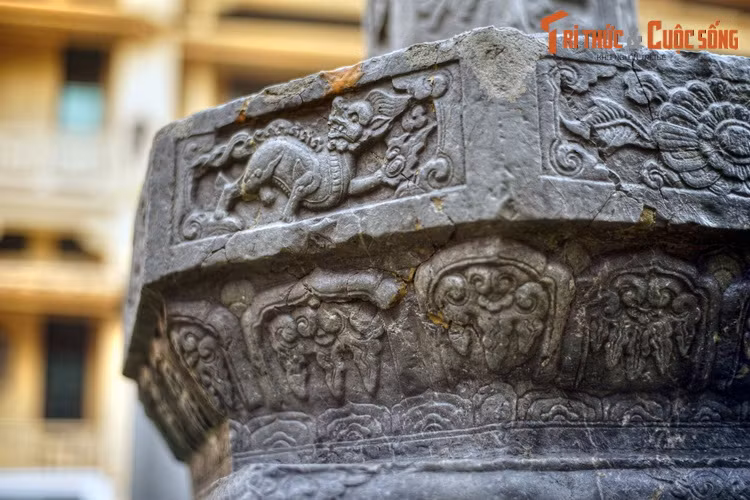 Đa phần các cây hương thời Lê Trung Hưng đều có bệ vuông, phần cột trụ vuông 4 cạnh, rất ít trường hợp có 6 cạnh, còn 8 cạnh như cây hương chùa Tứ Kỳ là duy nhất được biết đến.