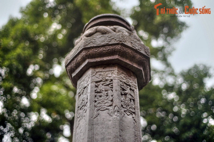 Ở phía trên phần thân là 8 hình chim phượng xen lẫn trong mây trên cụm mây hoa đao lửa cách điệu với 8 tư thế bay, đậu khác nhau.