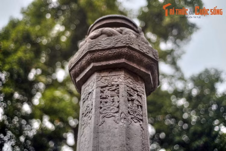 Ở phía trên phần thân là 8 hình chim phượng xen lẫn trong mây trên cụm mây hoa đao lửa cách điệu với 8 tư thế bay, đậu khác nhau.