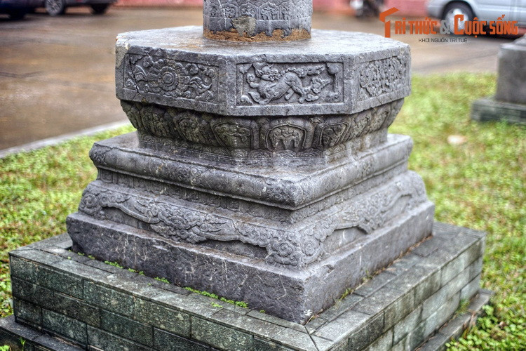 Phần bệ cây hương tạo hình chân quỳ trang trí vân mây, bên trên trang trí băng cánh sen và đường gờ nổi khối. Các ô trang trí trên bệ có các hình long mã vờn mây, hoa cúc, hoa sen cách điệu, hoa đao lửa cách điệu...