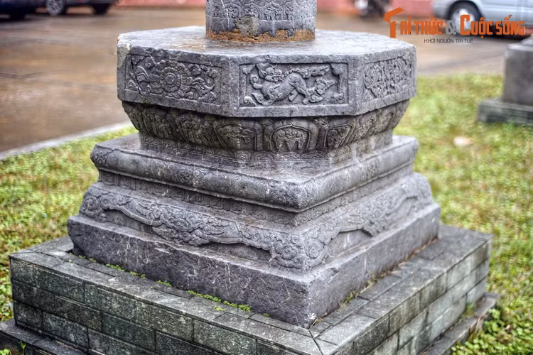 Phần bệ cây hương tạo hình chân quỳ trang trí vân mây, bên trên trang trí băng cánh sen và đường gờ nổi khối. Các ô trang trí trên bệ có các hình long mã vờn mây, hoa cúc, hoa sen cách điệu, hoa đao lửa cách điệu...