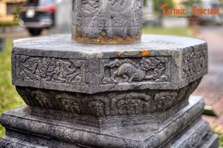 Theo hồ sơ bảo vật, cây hương chùa Tứ Kỳ có những nét khác biệt so với các cây hương cùng thời. Trước hết, đây là cây hương được tạo tác vào thời Lê Trung Hưng có kích thước lớn nhất từng biết. Hầu hết các cây hương khác được phát hiện cao dưới 200 cm, rộng dưới 50 cm.