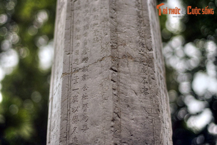 Bài minh văn trên cây hương chùa Tứ Kỳ cho biết lý do và tên người cho dựng cây hương. Đó là một vị quan đương triều tên là Đỗ Lịch, vì tôn vua kính trời và để lại công đức về sau nên đã dựng “thạch đài” để truyền đến muôn đời.