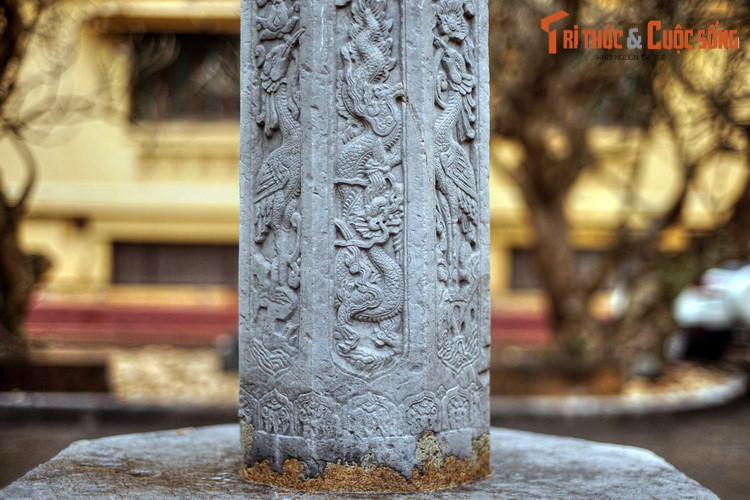 Phía dưới trang trí đề tài rồng và rồng đuôi cá trên sóng nước, xen kẽ là hình hạc và đôi hổ vờn mây lửa.