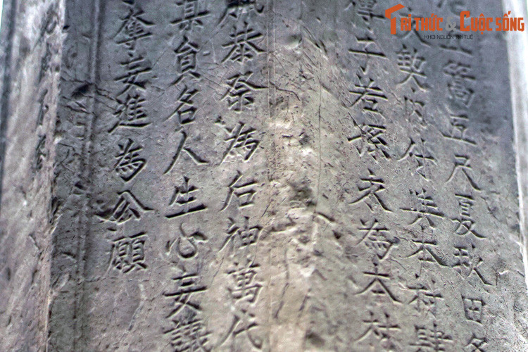 Thời điểm dựng cây hương được ghi là năm Bính Ngọ, niên hiệu Cảnh Trị, đời vua Lê Huyền Tông, thời Lê trung hưng (1666). Bài minh văn cũng cho biết lượng ruộng đất được cung tiến để hàng năm lo việc cúng tế, giỗ chạp…