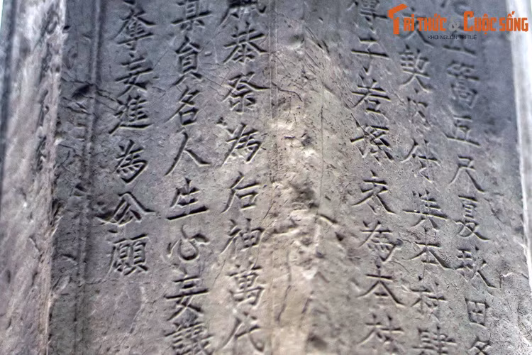 Thời điểm dựng cây hương được ghi là năm Bính Ngọ, niên hiệu Cảnh Trị, đời vua Lê Huyền Tông, thời Lê trung hưng (1666). Bài minh văn cũng cho biết lượng ruộng đất được cung tiến để hàng năm lo việc cúng tế, giỗ chạp…