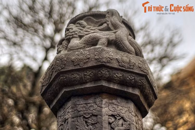 Phần đỉnh cây hương đá gồm hai phần: Đế và bát hương. Phần đế hình bát giác, phía dưới chạm băng cánh sen, phía trên chạm hoa cúc, sen.