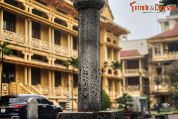 Phần thân cây hương là cột trụ đá cao 150 cm, gồm 8 mặt. Mỗi mặt cạnh đều thống nhất cách trang trí: Phần giữa là minh văn, trên và dưới trang trí hoa văn.