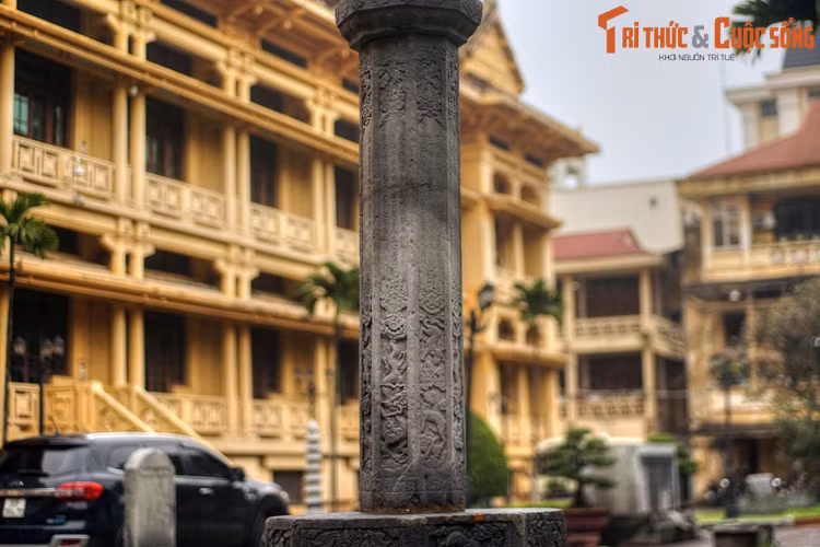 Phần thân cây hương là cột trụ đá cao 150 cm, gồm 8 mặt. Mỗi mặt cạnh đều thống nhất cách trang trí: Phần giữa là minh văn, trên và dưới trang trí hoa văn.