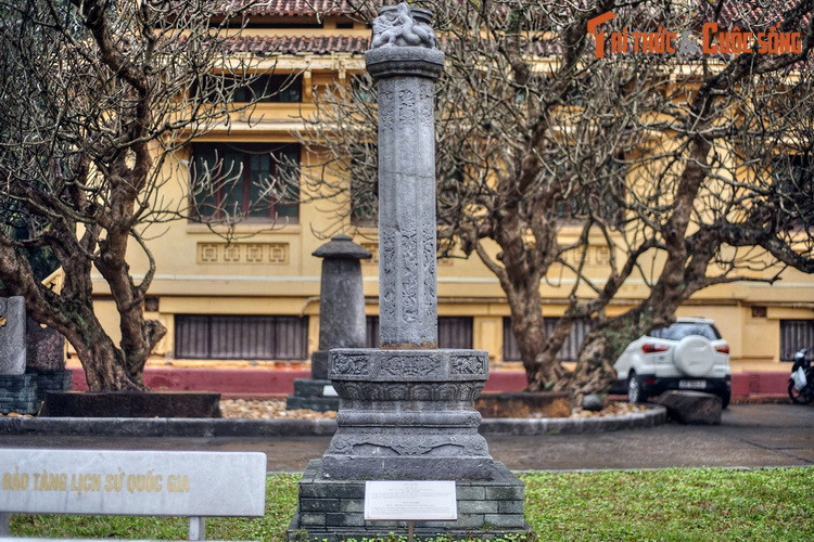 Sau đó, cây hương đá chùa Tứ Kỳ được đưa về Bảo tàng Lịch sử Việt Nam, nay là Bảo tàng Lịch sử Quốc gia. Theo đo đạc, hiện vật cao 270 cm, rộng 87 cm, được chia thành ba phần: Đỉnh, thân và bệ.