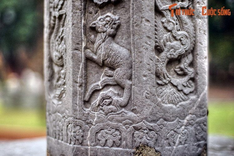 Cây hương chùa Tứ Kỳ cũng có nghệ thuật điêu khắc, tạo hình, đề tài trang trí rất phong phú, sinh động, trong khi đại đa số các cây hương cùng thời chủ yếu để trơn hoặc trang trí đơn giản.