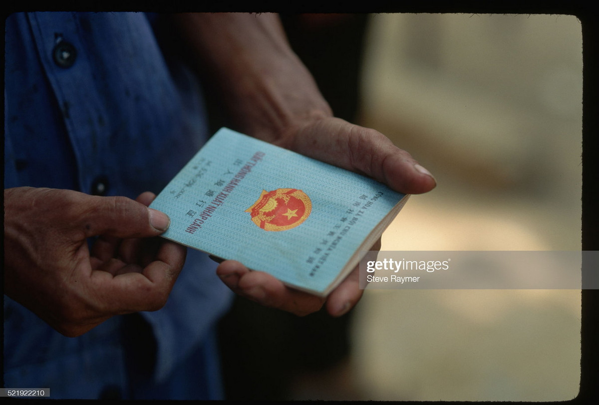 Một người dân cầm hộ chiếu Việt Nam để làm thủ tục xuất cảnh ở cửa khẩu Lào Cai.