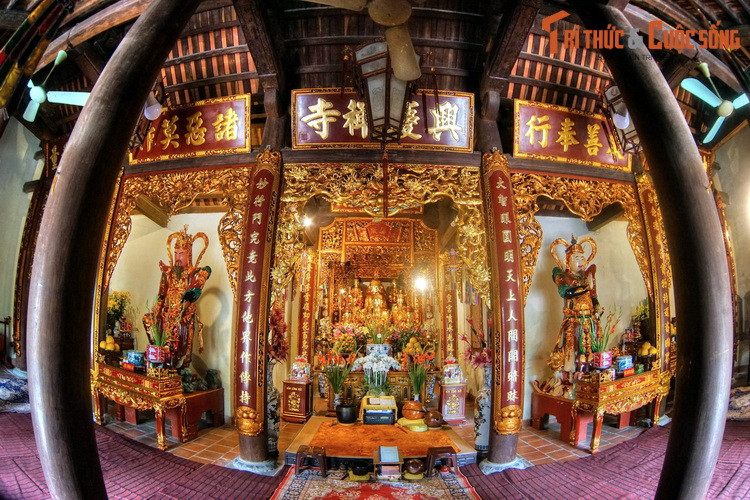 Bàn thờ chính của chùa Hưng Khánh là nơi thờ chư vị Phật. Ngoài ra ở phía sau còn có ban thờ Đức Thánh Trần Hưng Đạo và điện thờ Tam Tòa Thánh Mẫu.