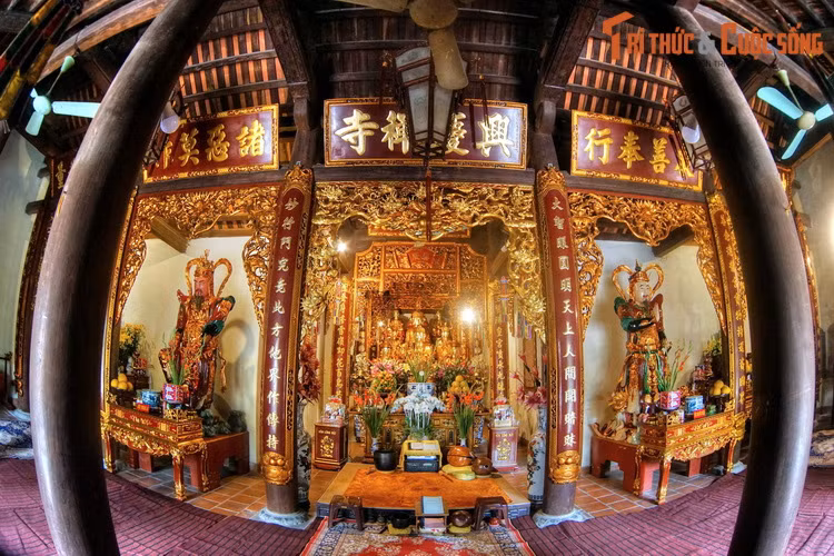 Bàn thờ chính của chùa Hưng Khánh là nơi thờ chư vị Phật. Ngoài ra ở phía sau còn có ban thờ Đức Thánh Trần Hưng Đạo và điện thờ Tam Tòa Thánh Mẫu.