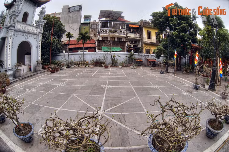 Không chỉ là nơi thờ Phật hay một đạo quán thuộc Thăng Long tứ quán, chùa Vua còn được coi là một "cờ miếu" - thánh địa cờ của thành Thăng Long, nơi diễn ra các cuộc đấu cờ tướng đỉnh cao suốt mấy trăm năm qua.