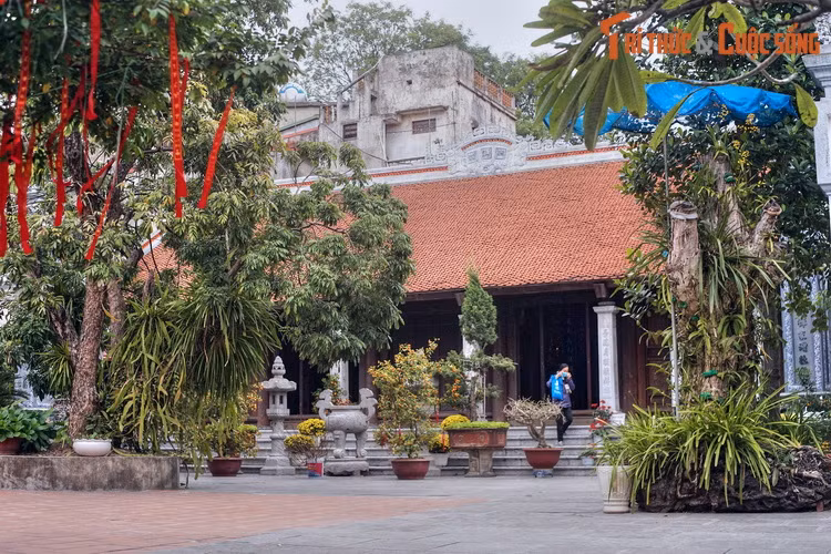 Phía bên phải điện Thiên Đế là chùa Hưng Khánh. Chùa cũng được xây theo hình chuôi vồ, kiểu dáng kiến trúc tương tự ngôi điện thờ Đế Thích.