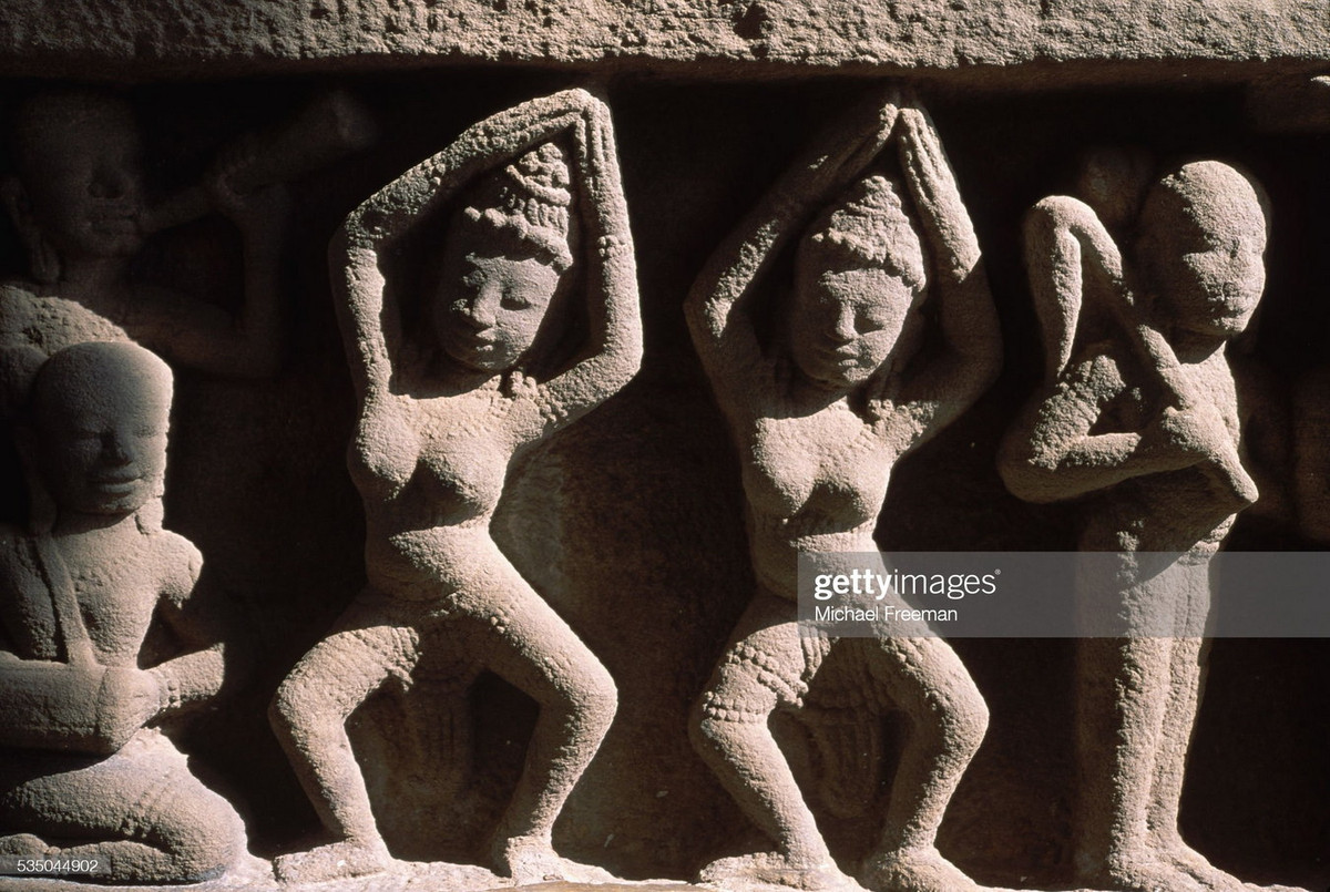 Tượng vũ nữ trên một di vật Chăm cổ ở Bảo tàng Điêu khắc Chăm, Đà Nẵng.