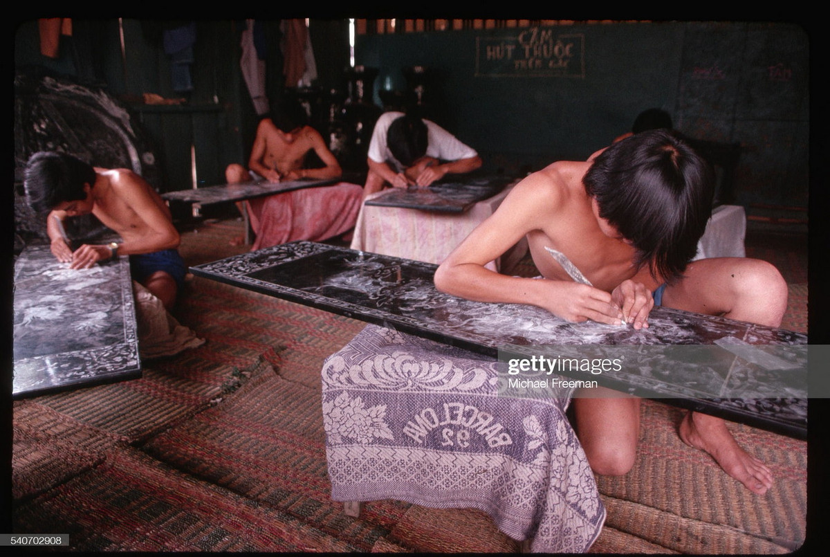 Những người thợ làm việc tại một xưởng sơn mài ở TP. HCM.