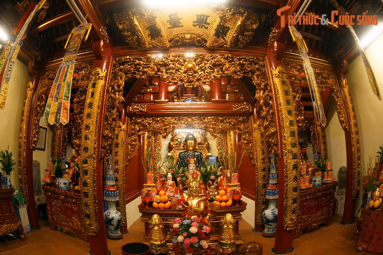 Chính điện của chùa có kết cấu kiểu chữ Đinh (丁), gồm tiền đường và hậu cung. Công trình được xây ba gian theo kiểu tường hồi bít đốc, mái lợp ngói ta.