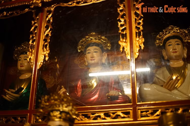 Cùng một số pho tượng Mẫu, tượng Chầu.