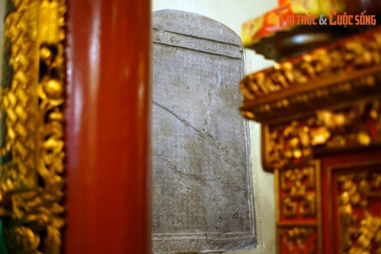 Ngoài các tượng, chùa còn có ba tấm bia và một quả chuông đồng có từ thời nhà Nguyễn, cùng các cửa võng, cuốn thư chạm rồng, hoành phi sơn son, câu đối... mang giá trị nghệ thuật cao.