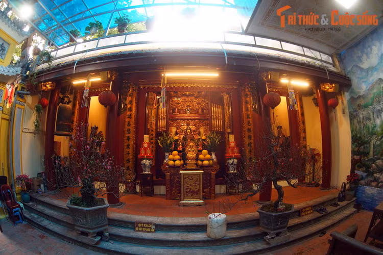 Theo sử sách, chùa Kim Cổ xưa thuộc địa phận thôn Kim Cổ, tổng Tiền Túc (sau đổi thành tổng Thuận Mỹ), huyện Thọ Xương của kinh thành Thăng Long. Đây vốn là cung điện vua Lý Thánh Tông xây dựng cho Nguyên Phi Ỷ Lan.