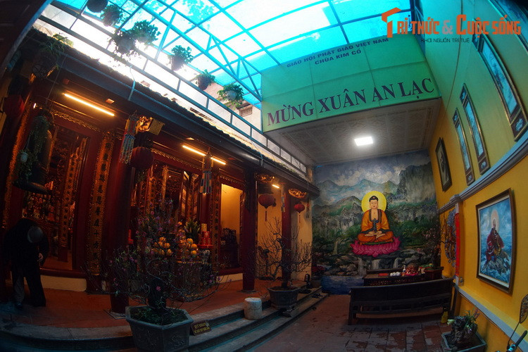 Khu vực cổng và sân chùa từng bị người dân chiếm dụng trong nhiều thập niên. Đến năm 2011 phần diện tích này mới được giải tỏa trong cuộc trùng tu lớn, trả lại cho ngôi chùa cổ phần nào dáng vẻ vốn có.