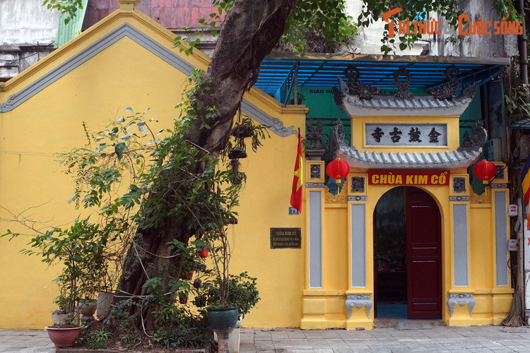 Chùa từng có quy mô khá lớn, nhưng do quá trình đô thị hóa mà ngày nay chỉ còn rộng khoảng 150 m2. Cổng chùa hiện tại hướng ra phố Đường Thành. Cổ diêm giữa hai mái cổng đắp nổi 4 chữ “Kim Cổ cổ tự”.