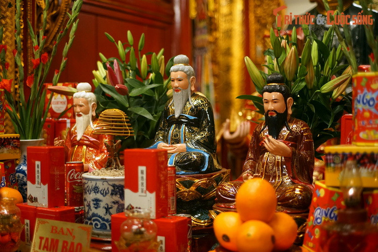 Dấu tích của đạo Lão - tôn giáo gắn liền với Đồng Thiên quán xưa - chỉ còn thể hiện ở bộ tượng Tam Thanh. Các tượng này có kích cỡ tương đối nhỏ, mới được sư trụ trì đặt vào trước bàn thờ Phật thời gian gần đây.