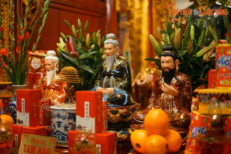 Dấu tích của đạo Lão - tôn giáo gắn liền với Đồng Thiên quán xưa - chỉ còn thể hiện ở bộ tượng Tam Thanh. Các tượng này có kích cỡ tương đối nhỏ, mới được sư trụ trì đặt vào trước bàn thờ Phật thời gian gần đây.