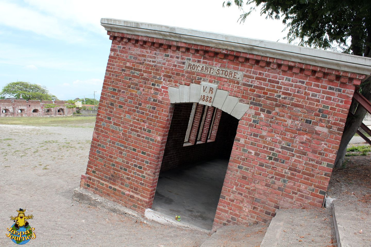 Đi kèm với thiên tai là nhân họa. Những người sống sót, mà trong đó có nhiều tên cướp biển và các loại tội phạm khác, đã thực hiện những cuộc cướp bóc điên cuồng vừa để tồn tại, vừa để kiếm chác.