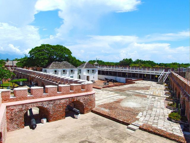  Port Royal là đô thị nằm tại một hòn đảo nhỏ ngoài khơi, đối diện với thủ đô Kingston của đảo quốc Jamaica. Trong quá khứ, nơi đây từng được mệnh danh là “thiên đường cướp biển” .