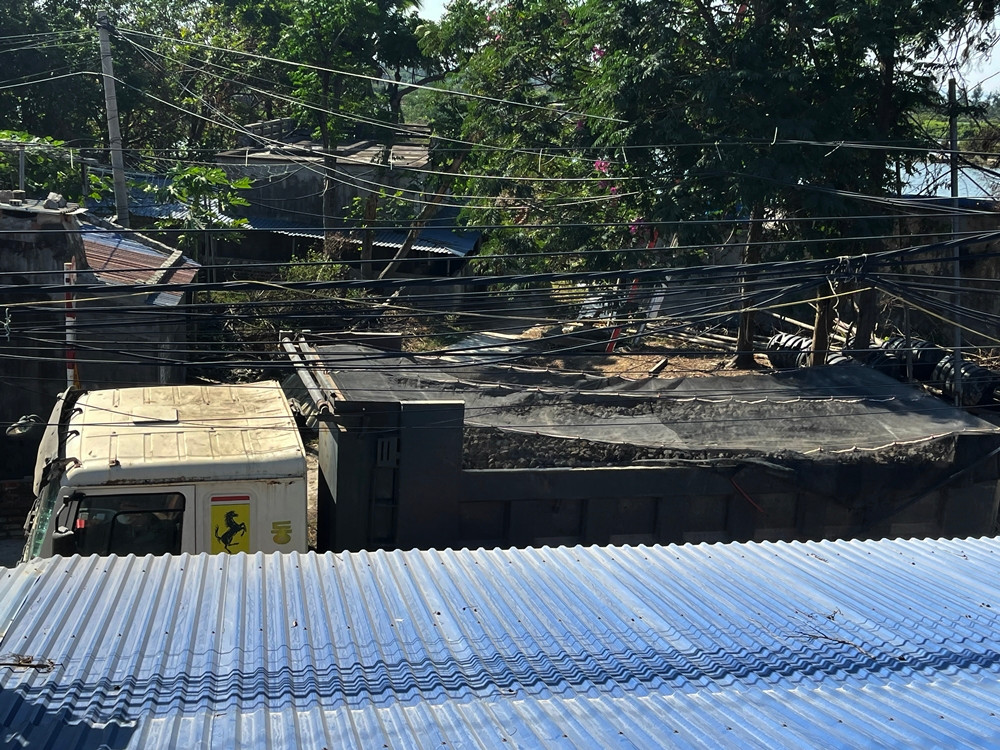 Một người dân cho biết: "Tuyến đường đi ra phía cảng có hai trụ bê tông được chôn để ngăn xe quá tải đi vào. Nhưng không hiểu vì lý do gì mà hai trụ bê tông đó bị phá bỏ, để rồi tình trạng xe trọng tải lớn ngày đêm lộng hành. Chúng tôi được biết những chiếc xe này thuộc Công ty CP Vật liệu Xây dựng T.T. và Công ty Bê tông T.L…”.