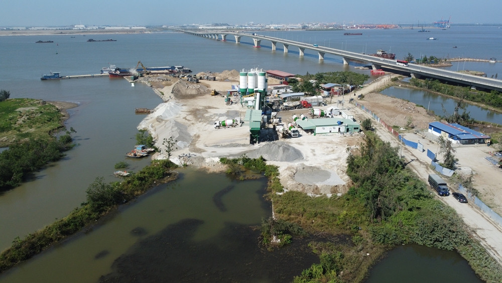 Thế nhưng một năm nay, trên tuyến đường xuất hiện nhiều loại xe tải ba chân với trọng lượng trên 20 tấn thường xuyên lưu thông ra vào, vận chuyển vật liệu đá, cát từ bãi trung chuyển cảng Ninh Tiếp.