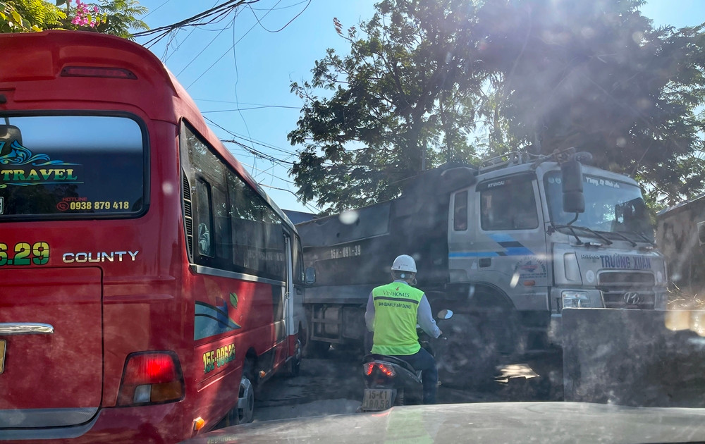 Theo Chủ tịch UBND xã Nghĩa Lộ, trước đó đầu tháng 10/2024, khi các xe tải chạy qua, một số người dân chưa hiểu nên họ có ra ngăn xe lại. Lúc này, doanh nghiệp có cam kết đảm bảo an toàn giao thông, vệ sinh môi trường cho tuyến đường người dân không tin. Sau đó, Công an xã đến nắm tình hình, tham mưu cho UBND xã. Do thẩm quyền xử lý thuộc UBND huyện, nên xã cũng chỉ mời doanh nghiệp và người dân đối thoại làm sao cho hài hòa.