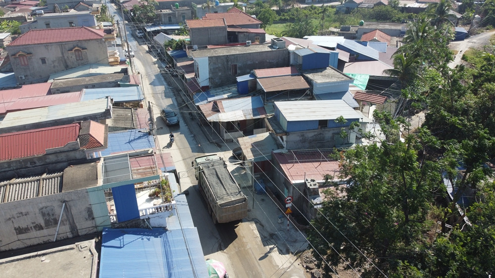 Người dân cho biết, đoạn đường này vốn nhỏ hẹp, tập trung nhiều khu dân cư, gần nội thị, trường học, quán xá. Mỗi ngày lượng người và phương tiện lưu thông qua lại đông đúc.