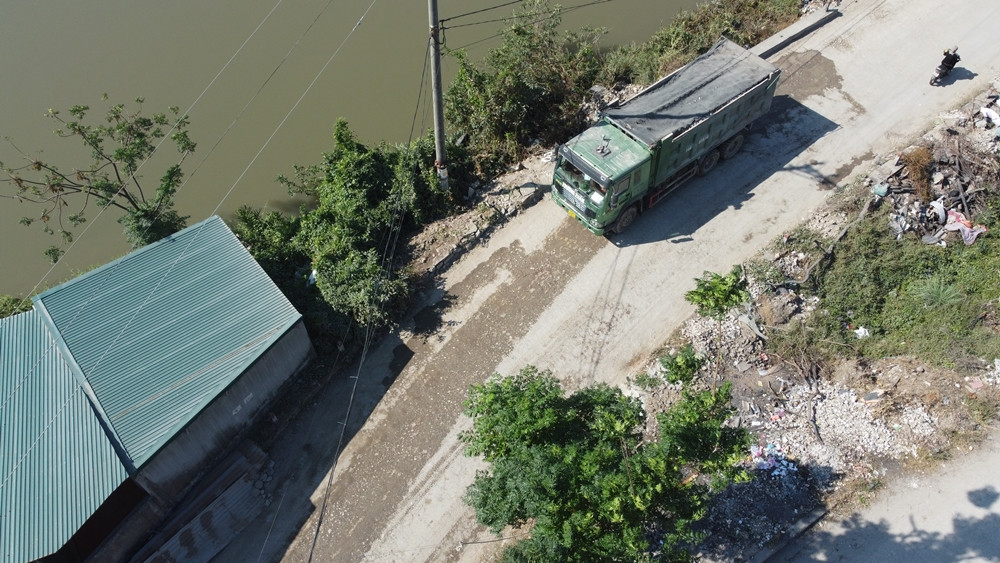 Ông Chỉ cho biết, hiện tại doanh nghiệp đã chấp hành, và tiến hành sửa chữa đường, trước mắt là cắm biển, khắc phục các ổ voi, ổ gà và tưới nước ngọt 3 tiếng/lần đoạn đường chạy qua khu dân cư. Đồng thời, Phòng Kinh tế hạ tầng của UBND huyện Cát Hải cũng đang tham mưu cho UBND huyện từng bước giải quyết. Vào khung giờ cao điểm lực lượng Công an huyện cũng được tăng cường đến hướng dẫn, xử lý.