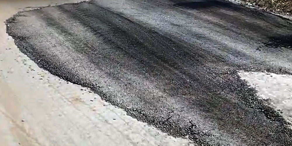 Nhiều đoạn mặt đường tỉnh lộ 356 qua thôn Ninh Tiếp bị hư hỏng, một số chỗ được chắp vá nhưng vết tích lồi lõm vẫn thấy rõ rệt.