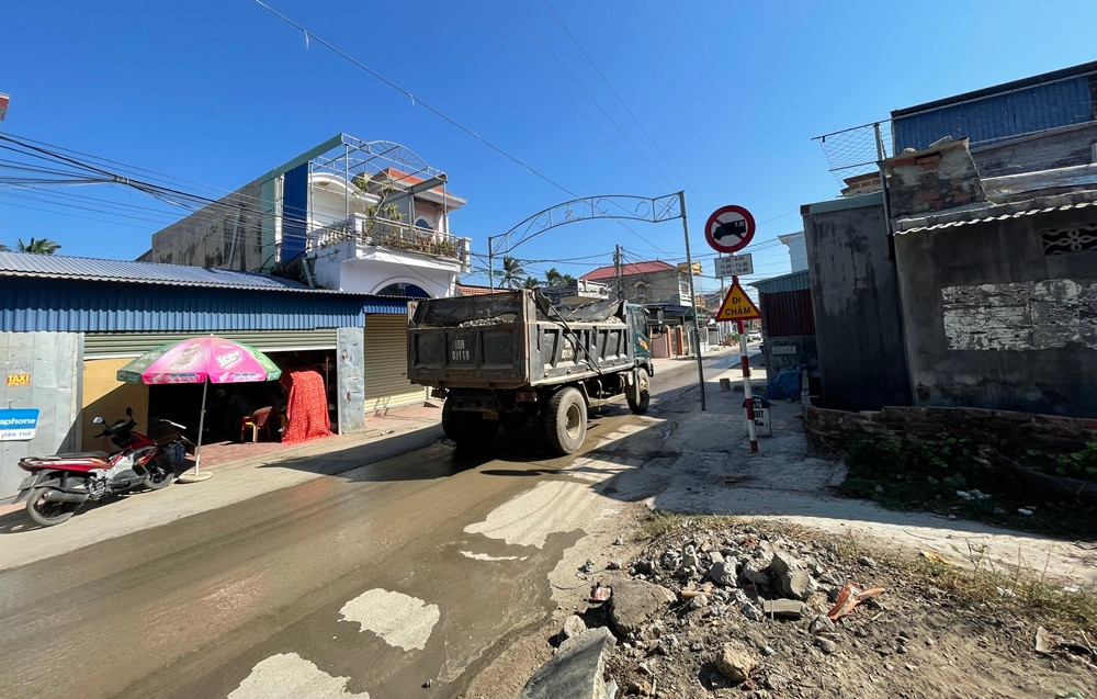 Tình trạng xe ô tô chở vật liệu xây dựng có dấu hiệu quá tải thường xuyên lưu thông, trở thành nỗi ám ảnh của người dân nơi đây mỗi khi ra đường.