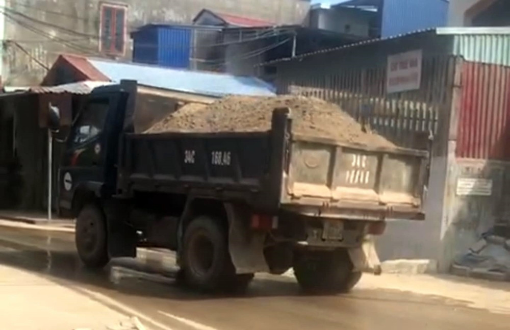 Một số xe chở cát không che chắn thùng.